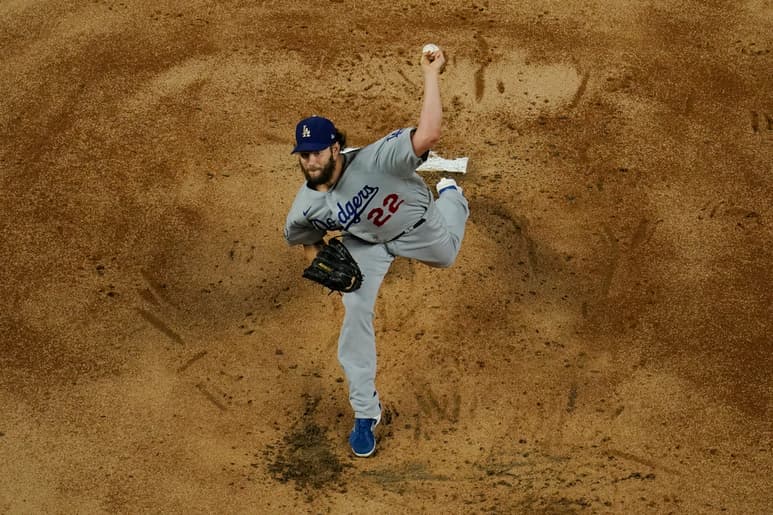 Clayton Kershaw aceptó dos carreras en cinco entradas y dos tercios, y logró su segunda victoria en esta Serie Mundial. (AP)