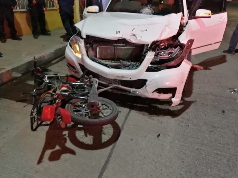 Según los primeros reportes, el motociclista no respetó la señal de alto, por lo que se impactó en la camioneta. (EL SIGLO DE TORREÓN)