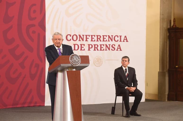 El mandatario señaló que las empresas particulares pueden participar, pero no abusar ni monopolizar, como lo hicieron, señaló, en el periodo neoliberal. (EL UNIVERSAL)