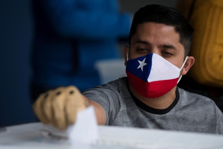 Las autoridades sanitarias de Chile dijeron este lunes que el histórico plebiscito en el que se decidió redactar una nueva Constitución 'fue una fiesta democrática' en la que la ciudadanía cumplió 'a cabalidad' con las medidas sanitarias impuestas por la pandemia. (ARCHIVO)