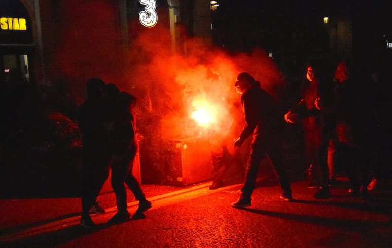 También en Turín se vivieron momentos de tensión cuando algunos manifestantes lanzaron bengalas y petardos contra la policía, en la céntrica Plaza Castello. (Especial) 