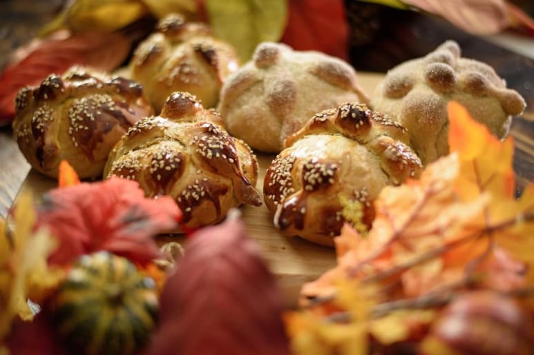 Con el paso del tiempo, muchos entusiastas de la cocina han creado platillos exóticos y recetas fuera de lo común, para darle un toque aún más especial a esta temporada. Aquí te presentaremos algunas opciones para degustar en este Día de Muertos. (Especial)