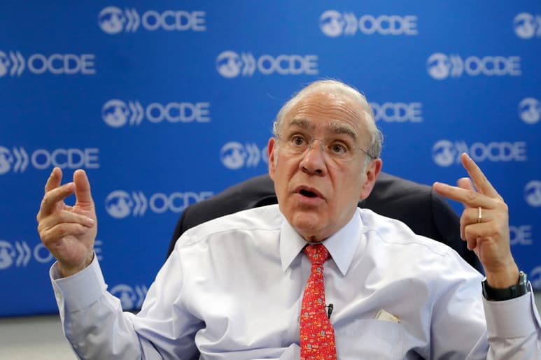 Para José Ángel Gurría, los Gobiernos deben tener como prioridad contener los contagios, pero también impulsar y proteger la economía. (EFE)
