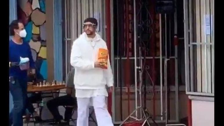 Circulan imágenes de Bad Bunny filmando comercial de Cheetos. (ESPECIAL)   