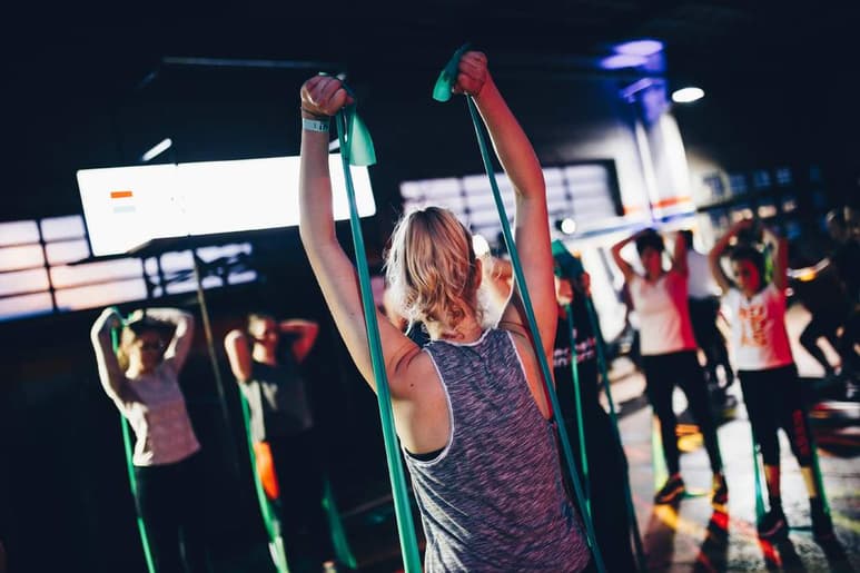 Una clave para ver resultados luego de un buen entrenamiento es el de la variación de ejercicio, introduciendo nuevos elementos que te permitan diversificar los entrenamientos. El uso de las bandas elásticas se ha incrementado constantemente debido a la era que atravesamos donde lo más seguro es realizar ejercicio en casa. (ESPECIAL)