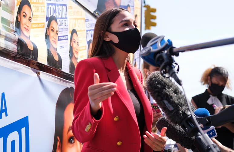 La congresista demócrata Alexandria Ocasio-Cortez declaró este martes que los comicios presidenciales de EUA del próximo 3 de noviembre se centran en la necesidad de que el presidente del país, Donald Trump, no resulte reelegido, más que en la elección del candidato demócrata, el exvicepresidente Joe Biden. (ARCHIVO)