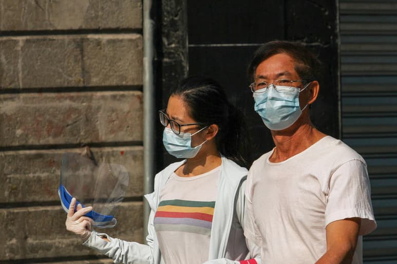 Los cubrebocas desechables se han convertido en basura adicional generada por la pandemia de COVID-19. (ARCHIVO)