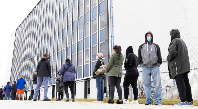 La Comisión Electoral del estado de Nueva York (EUA) decidió este martes ampliar los horarios de apertura y cierre de los colegios electorales que abrieron sus puertas el pasado sábado para permitir el voto anticipado en las elecciones presidenciales del 3 de noviembre, y que han registrado una gran afluencia. (EFE) 