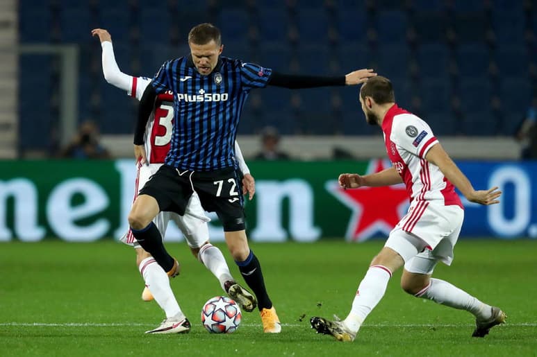 El mexicano Edson Álvarez no tuvo participación en el empate del Ajax contra el Atalanta en la Champions League. (ARCHIVO)