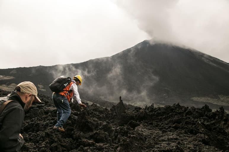 La población que vive en aldeas y municipios aledaños al volcán Pacaya, uno de los tres más activos de Guatemala, se ha visto fuertemente afectada por la ausencia de turistas locales y extranjeros. (EFE)