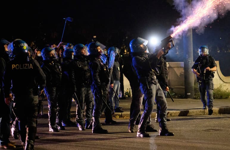La policía italiana durante un operativo en contra de las protestas en Milán por las restricciones. (AP)