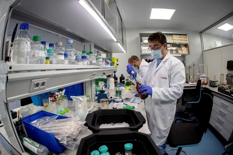 El escepticismo hacia la ciencia ha disminuido por primera vez en tres años en el mundo, mientras que un 54 por ciento de los encuestados afirmó que la ciencia ocupa un lugar muy importante en sus vidas. (ARCHIVO)