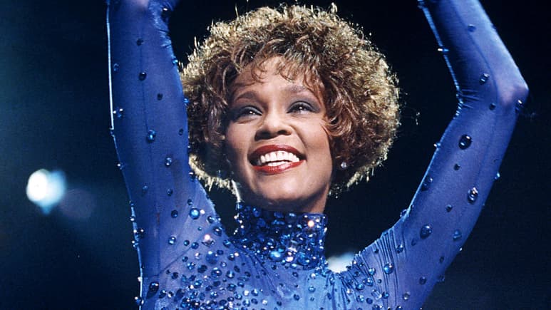 La difunta Whitney Houston obtuvo su tercer álbum certificado diamante y se convirtió en la primera artista de raza negra en lograr esta hazaña. (ESPECIAL)