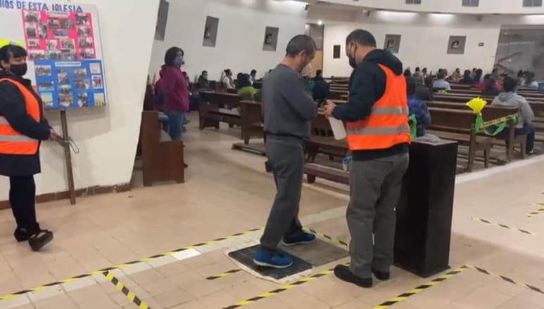 Hoy solo pocas persona han salido de casa para acudir a misa y entregar una ofrenda o una veladora. (EL SIGLO DE TORREÓN)