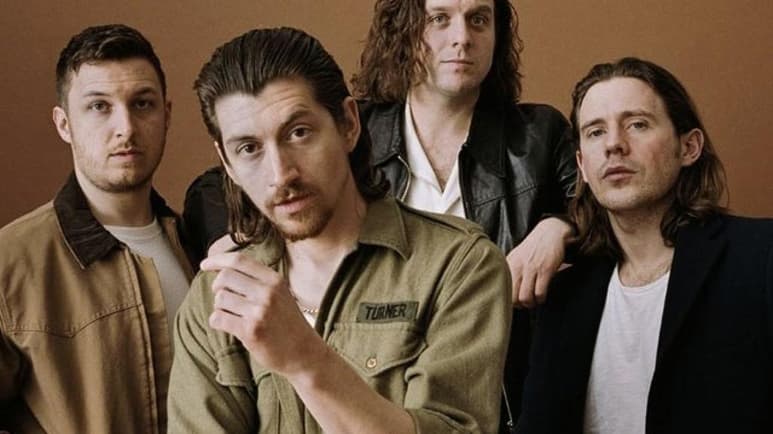 Artic Monkeys anunció este miércoles que el próximo 4 de diciembre sacarán un nuevo álbum en directo, grabado en el concierto que dieron en el londinense Royal Albert Hall en 2018, que tendrá fines benéficos. (ESPECIAL)