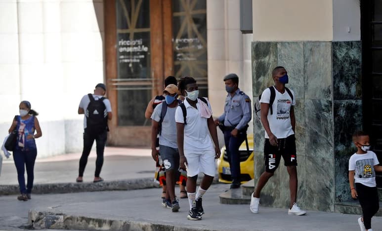 Cuba detectó 49 nuevos positivos de la COVID-19 -47 cubanos y dos extranjeros- para un acumulado de 6,727 diagnosticados desde el inicio de la pandemia en marzo pasado. (ARCHIVO)