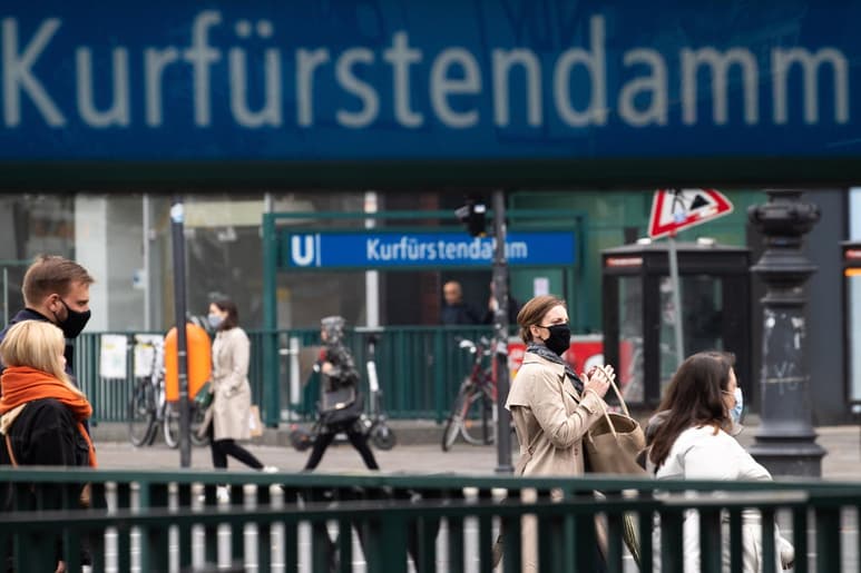 Alemania anunció este miércoles el regreso desde el 2 de noviembre a las restricciones masivas para atajar la propagación de la segunda ola del coronavirus, con cierres con compensación económica de teatros a gimnasios, de cines a spas y ferias, pero con colegios y comercio abiertos. (ARHCIVO)