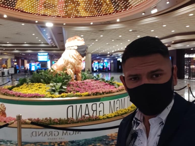 El púgil lagunero José “Pistón” López, ya se encuentra en Las Vegas, Nevada, donde el próximo sábado sostendrá un duro compromiso ante el invicto norteamericano Julian “Manos de Martillo” Rodríguez. (ESPECIAL)