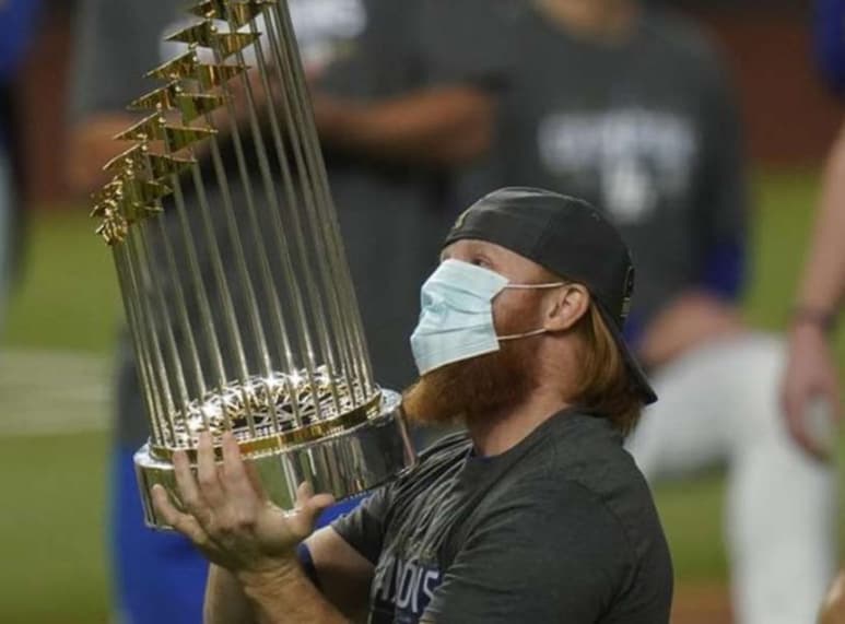 El antesalista pelirrojo y barbado fue sustituido a la defensiva en la octava entrada y no estaba ya en el terreno cuando los Dodgers festejaron su primer campeonato del Clásico de Octubre desde 1988. (Especial)