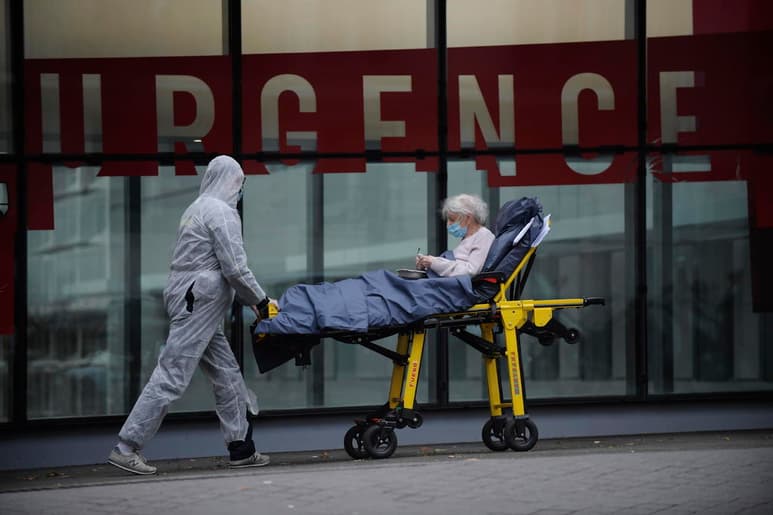 El presidente francés, Emmanuel Macron, anunció este miércoles un nuevo confinamiento nacional, de un mes y menos estricto que el impuesto en marzo, para intentar frenar la expansión de la pandemia de coronavirus en el país. (EFE)