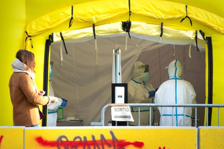 La mayoría de regiones españolas han optado por el cierre perimetral para evitar la propagación de los contagios por coronavirus, mientras que Madrid pedirá al Gobierno central cerrar por días de cara al puente de Todos los Santos, festividad en la que muchos ciudadanos optan por abandonar esa comunidad autónoma para pasar unos días de descanso en otros lugares de España. (EFE) 
