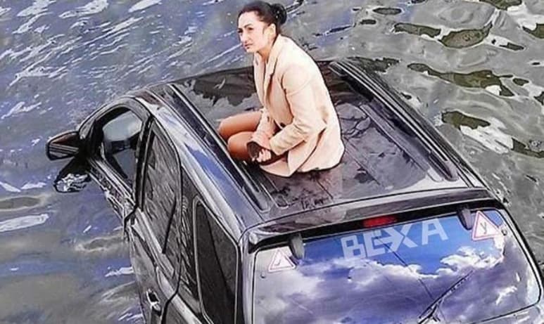 El movimiento repentino que la mujer hizo para esquivar al gato, provocó que cayera al río (CAPTURA)