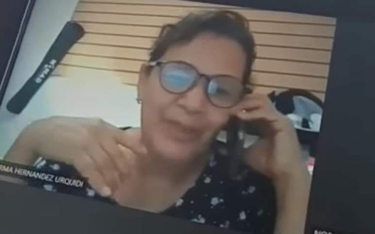 La profesora fue captada refiriéndose a sus alumnos con insultos durante una llamada (CAPTURA)