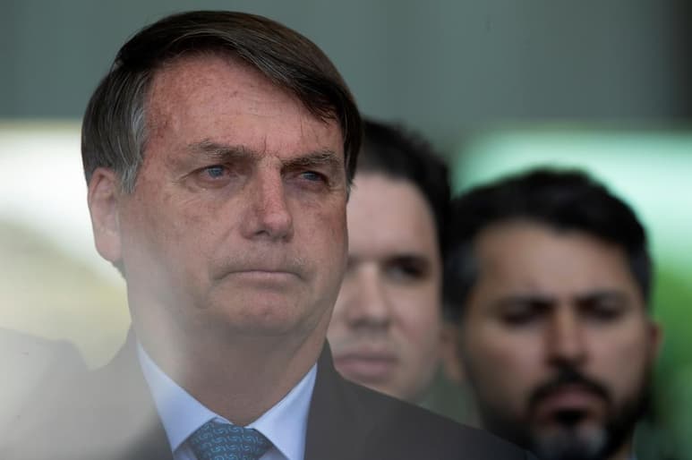 El presidente brasileño, Jair Bolsonaro, derogó este miércoles un decreto que había dictado horas antes y que fue objeto de críticas hasta en su propia base política, pues podría abrir las puertas a la privatización de la salud pública. (ARCHIVO)