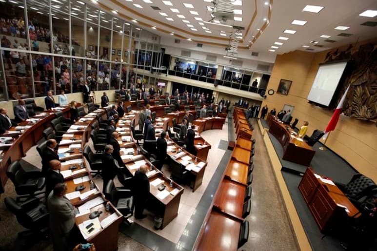 El Parlamento de Panamá aprobó finalmente este miércoles el Presupuesto General del Estado para la vigencia de 2021 por 24,192.4 millones de dólares, el cual había sido devuelvo al Ejecutivo para 'reconsiderar' recortes hechos a algunas entidades sociales. (CORTESÍA)