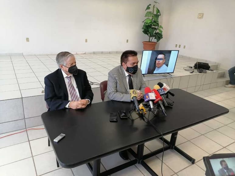 El fiscal general, Gerardo Márquez (d), dio a conocer los primeros detalles de las investigaciones. (EL SIGLO DE TORREÓN)