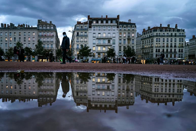 El toque de queda anunciado en toda Francia contra los rebrotes quedó obsoleto con rapidez. (AP)