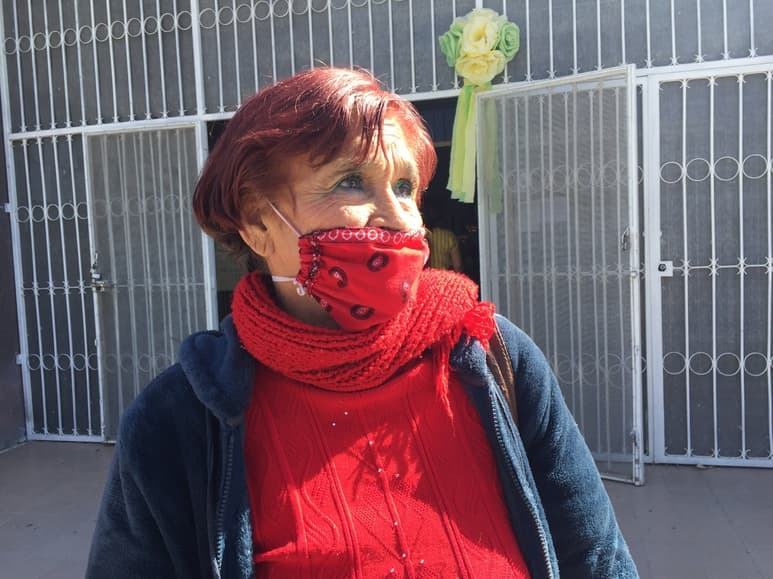 Protegida con su cubrebocas, doña Micaela relata que pidió mucho por su vida a San Judas Tadeo. (EL SIGLO DE TORREÓN)