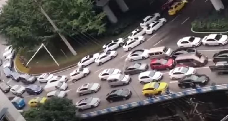 Decenas de automovilistas abandonaron sus vehículos para acudir por el dinero que caía del cielo (CAPTURA)