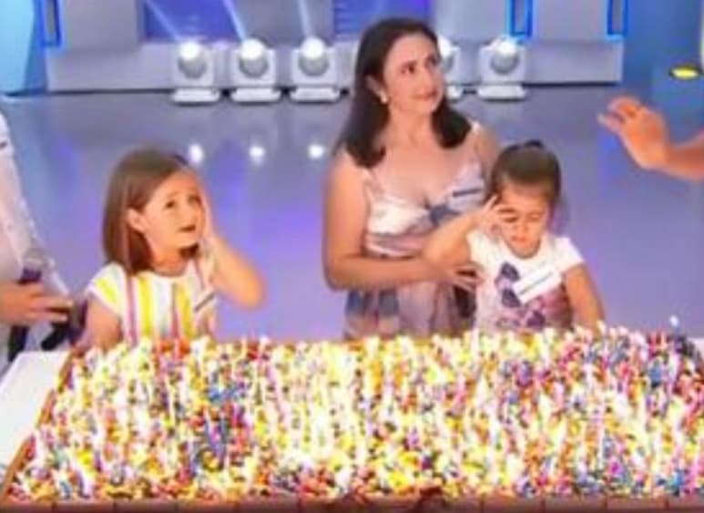 María Eduarda de 3 años de edad se encontraba disfrutando de las 'mañanitas' en su festejo, pero cuando llegó el momento de soplar al pastel, su hermana mayor, Maria Antonia de 6 se acercó y le 'robó su momento'. (Especial)