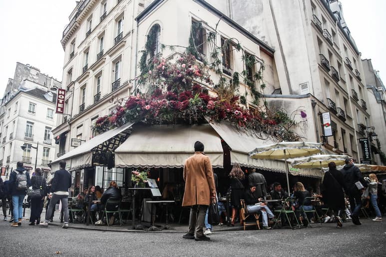 Francia se convertirá a partir de la medianoche del viernes en el segundo país europeo, después de Irlanda, en aplicar un nuevo confinamiento, previsto para un mes aunque con más excepciones que en marzo, por lo que apela a la responsabilidad ciudadana para contener el virus. (ARCHIVO)