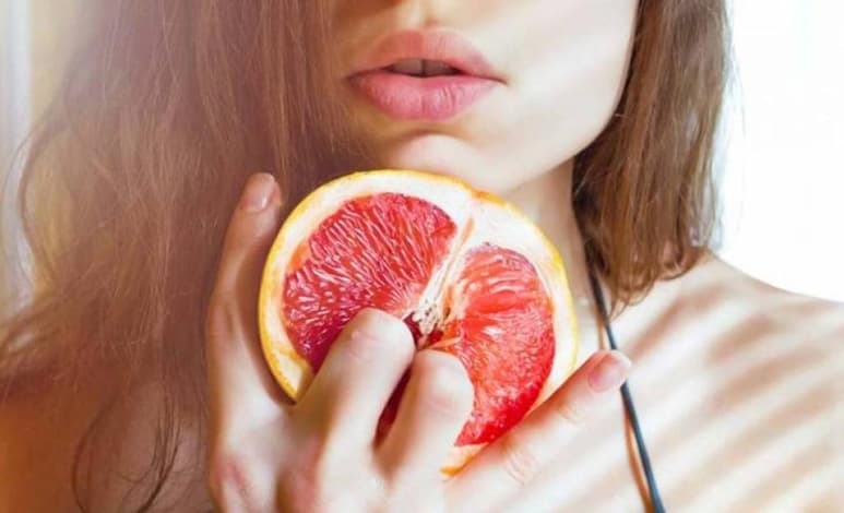 La imagen muestra una mano sosteniendo la mitad de una mandarina junto con las recomendaciones para realizar la actividad sexual (ESPECIAL)