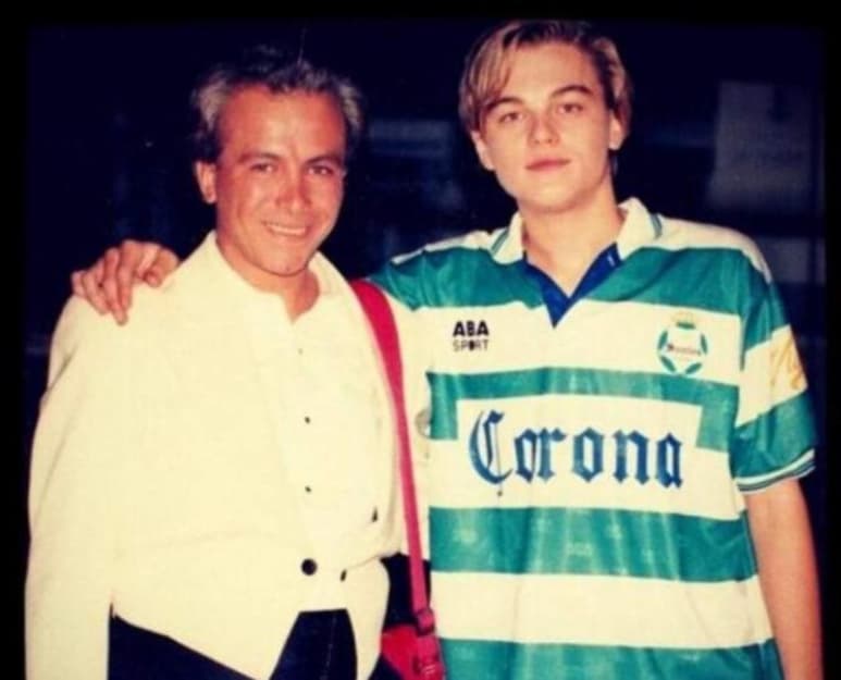 Hace algunos años circuló en redes sociales la fotografía de Leonardo DiCaprio vistiendo la playera del Santos Laguna, lo que ocasionó comentarios que pensaban que se trataba de un montaje. (Especial)