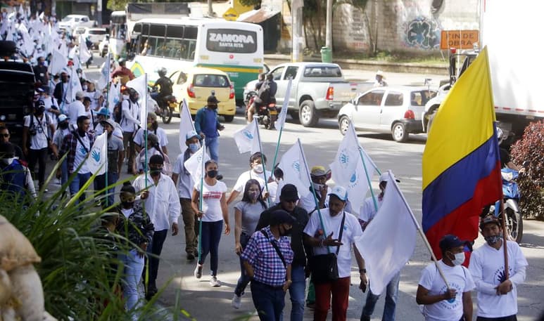 Centenares de excombatientes de la guerrilla de las FARC comenzaron este jueves un viaje desde Medellín en el que recorrerán más de 400 kilómetros durante varios días para llegar a Bogotá y sumarse a una protesta contra la violencia. (ARCHIVO)