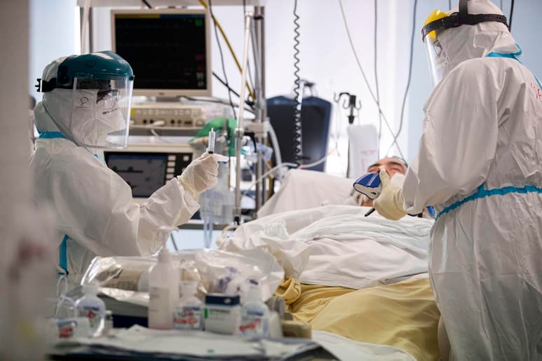 Un científico ruso realizó un experimento contagiándose en dos ocasiones de COVID-19 para conocer la fortaleza de los anticuerpos que se generan tras ser infectado con el virus. (ARCHIVO)