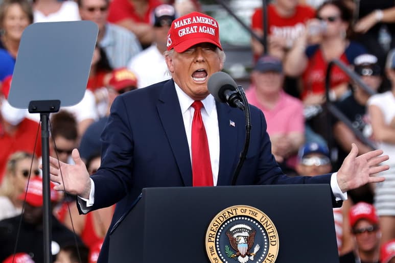 A cinco días de las elecciones en Estados Unidos, y con más de 7.3 millones de votos anticipados en Florida, el presidente Donald Trump y el demócrata Joe Biden se enfrentaron este jueves en sendos discursos a la misma hora en el apetecido 'estado del Sol', con la economía y el manejo de la COVID-19 como banderas. (EFE)