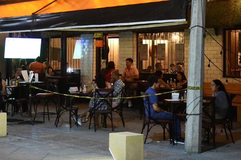 El Subcomité Técnico de Salud de La Laguna acordó esta semana recortar de nuevo una hora de cierres a los restaurantes y restaurantes bar. Se definió que suspendan actividades a las 23:00 horas. (EL SIGLO DE TORREÓN)