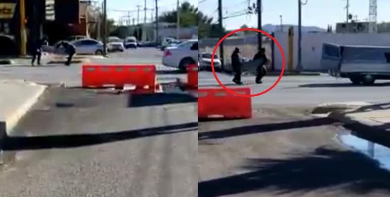 Empleados de la funeraria fueron captados levantando el cuerpo después de que éste cayera de la carroza mientras circulaba por las calles de Ciudad Juárez (CAPTURA)