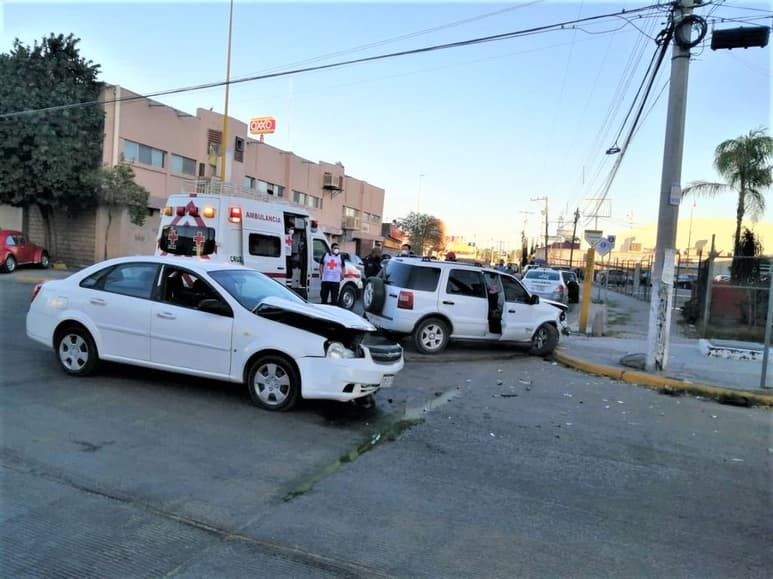 Según los primeros peritajes, una camioneta Ford Ecosport, modelo 2007, color blanco, que era conducida por Lizeth de 35 años de edad, se desplazaba sobre la calle Canatlán.
(EL SIGLO DE TORREÓN)