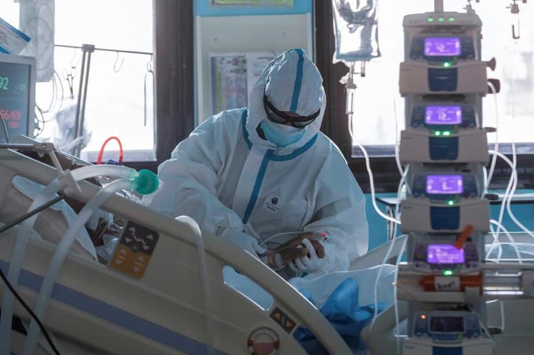 El Ministerio español de Sanidad notificó este viernes 25,595 nuevos casos de COVID-19, 9,723 en las últimas 24 horas. (ARCHIVO)