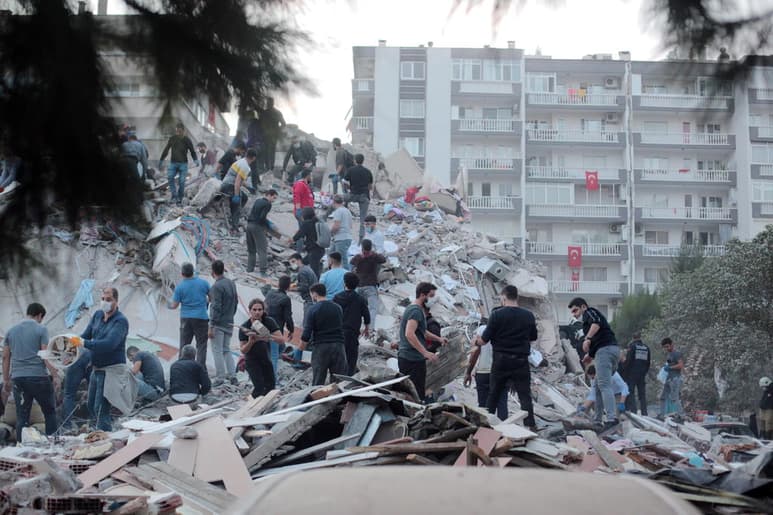 El terremoto que este viernes sacudió las costas del mar Egeo ha dejado al menos 14 muertos, dos de ellos en la isla griega de Samos y los doce restantes en la provincia turca de Esmirna, donde se han derrumbado unos veinte edificios. (EFE)