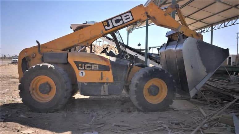 Los primeros reportes de las autoridades presentes, indicaron que la víctima se encontraba laborando a bordo del vehículo de la marca JCB, modelo 530, de color amarillo.
(EL SIGLO DE TORREÓN)