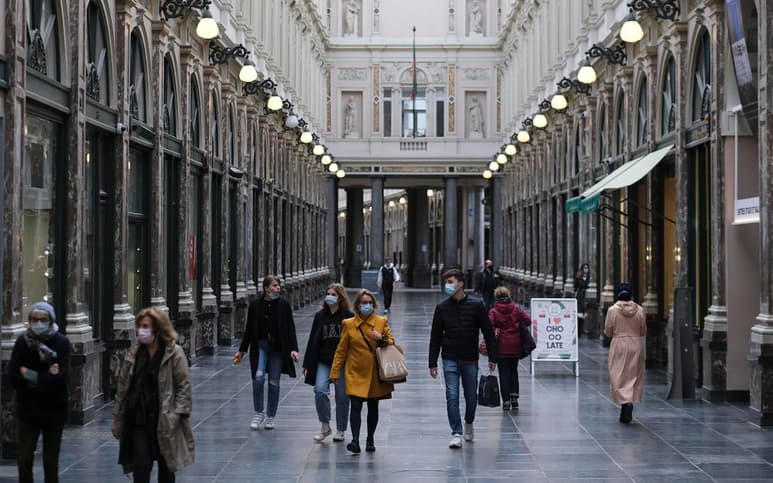Bélgica anunció este viernes una batería de nuevas restricciones contra el coronavirus, entre ellas el cierre de todos sus comercios no esenciales hasta mediados de diciembre, con el objetivo de 'evitar el colapso' de los servicios sanitarios. (ARCHIVO)