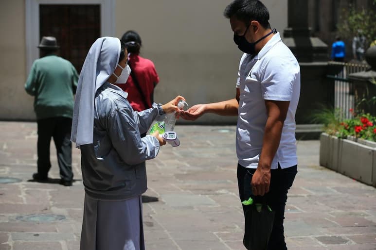 Ecuador reportó este viernes 167,147 contagios acumulados por el coronavirus SARS-CoV-2, 845 en las últimas 24 horas, y un total de 12,632 fallecimientos por la COVID-19, de los que 8,321 confirmados y 4,311 son probables, de acuerdo al parte oficial del Ministerio de Salud. (ARCHIVO)