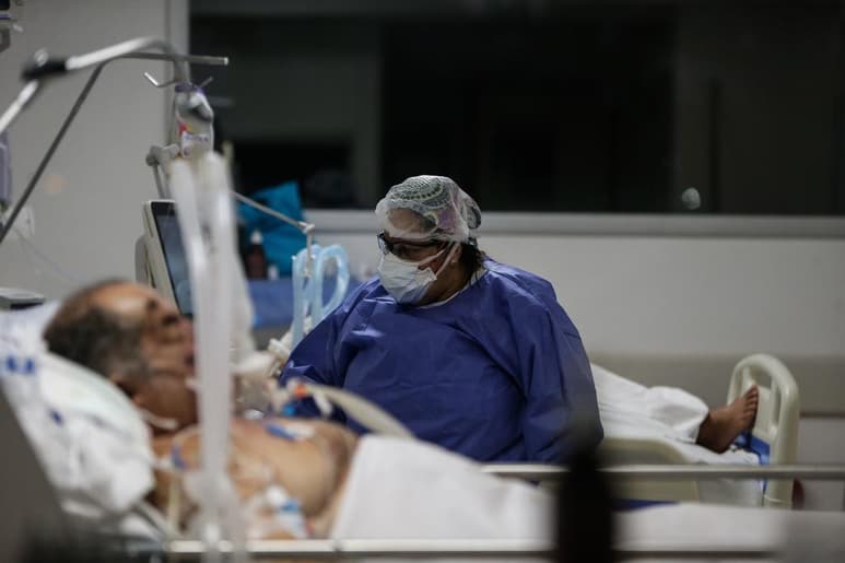 Estados Unidos superó este viernes los 9 millones de casos positivos de coronavirus y alcanzó las 229,347 muertes, cuando el país experimenta un nuevo repunte de las cifras diarias de contagios en las últimas semanas. (ARCHIVO)
