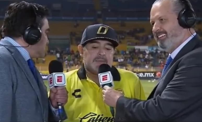Diego Armando Maradona es considerado por muchos como el mejor jugador en la historia del futbol, recordando sus grandes hazañas y consiguiendo la Copa del Mundo en México 86. (ARCHIVO)